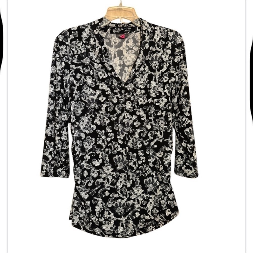 Vince Camuto Black and White Floral lace print
Women's Top size large - Picture 2 of 7